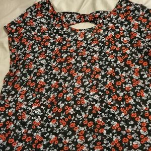 Torrid Blouse Top Sz 2 with 💀 skulls